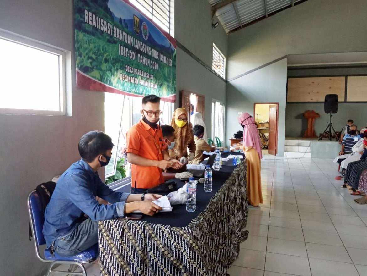 Warga Desa Parakansalak Terima Bansos Tahap II