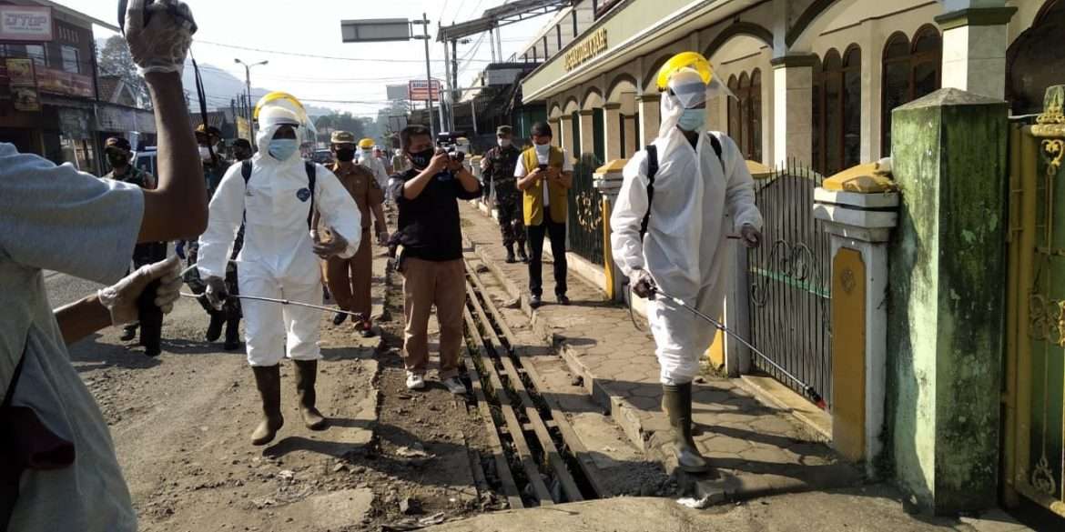 Perang Melawan Covid 19, Yonif 310 Kidang Kancana Inisiasi Seprotkan Dispektan