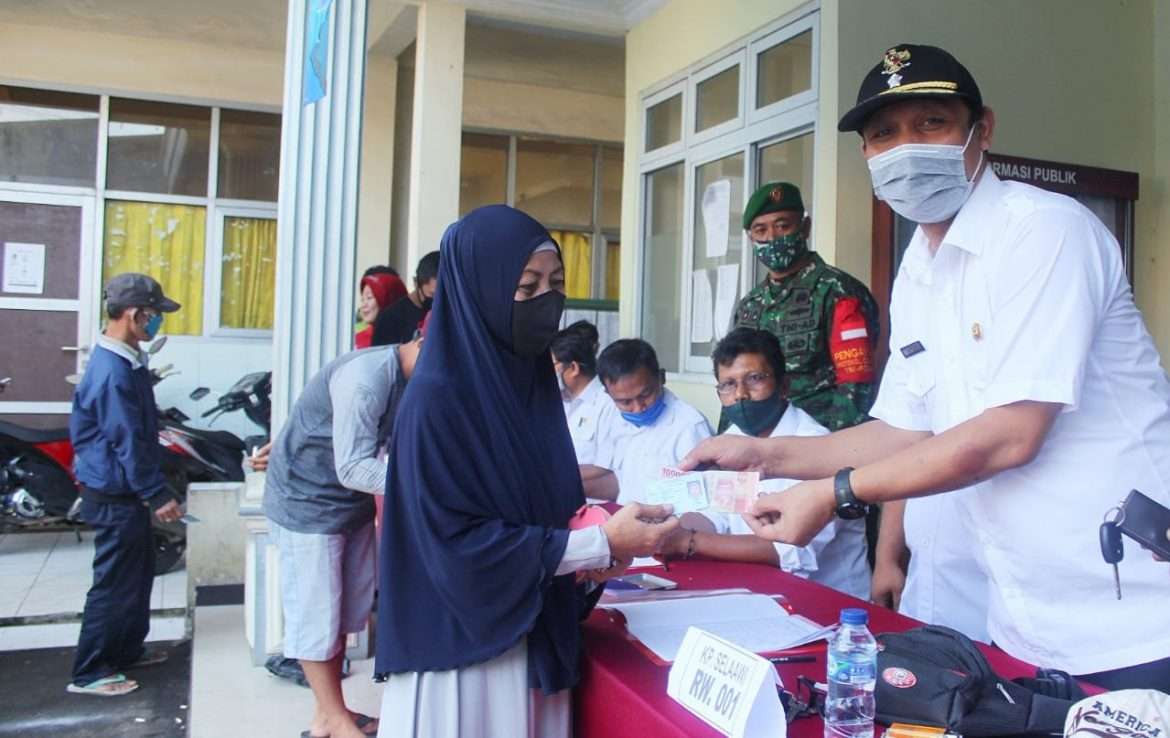 Patuhi Protokoler Kesehatan  C-19, Penerimaan BLT-DD Tahap Dua kepada 282 KPM Desa Pasirmuncang Berjalan Tertib dan Transparan
