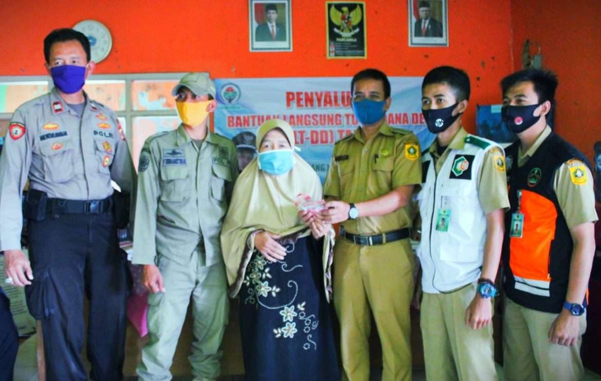 Terapkan Protokol Kesehatan C-19, Penyaluran BLT-DD Kepada 248 KPM Desa Tajurhalang Berjalan Tertib