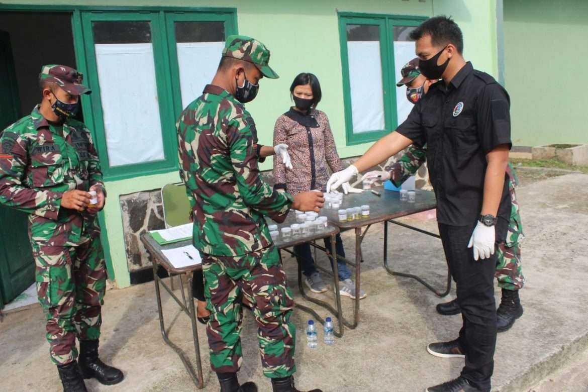 Cegah Penyalahgunaan Narkoba Satuan Yonarmed 10 Roket Bradjamusti 2/1 Kostrad Gandeng Satnarkoba Polres Bogor Lakukan Tes Urine