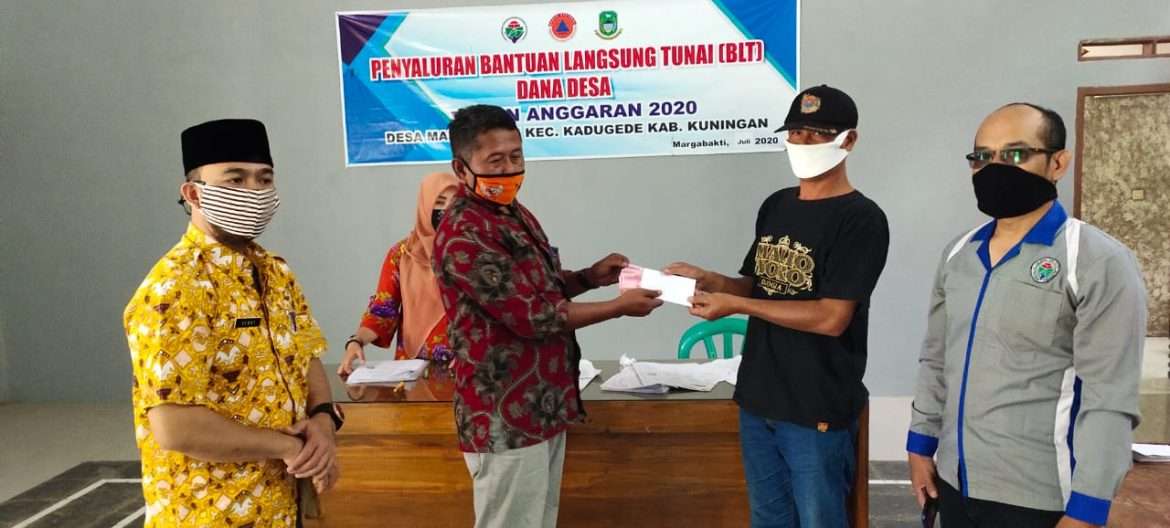 Warga Desa Margabakti Terima BLT DD Bulan Ketiga