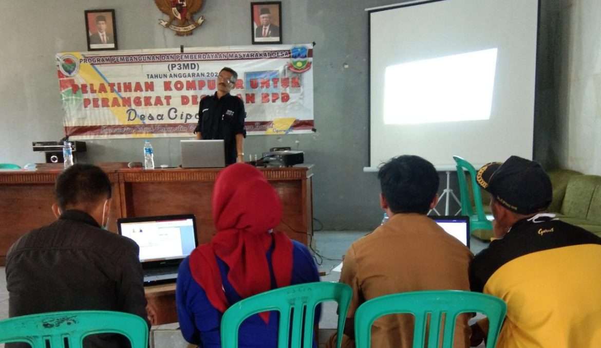 Menuju Desa Digital,  Pemdes Cipareuan Latih Perangkat Dan BPD Kuasai Komputer