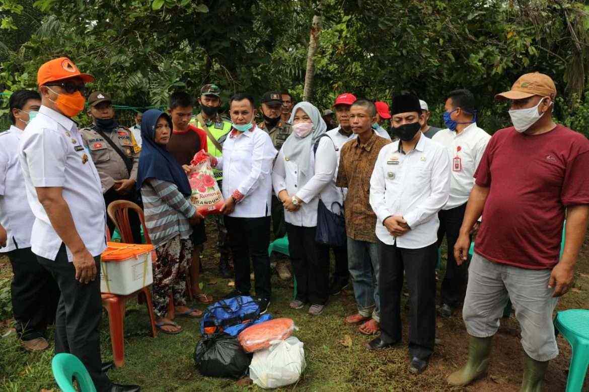 Bupati Nanang Ermanto Bantu Korban Rumah Roboh di Sidomulyo
