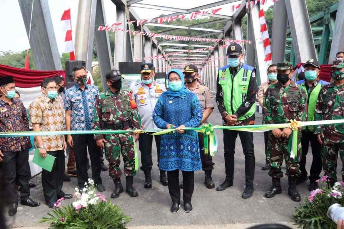 Resmikan Jembatan Gerendong, Ade Yasin Berharap Kelancaran Transportasi bisa Mendongkrak Roda Perekonomian