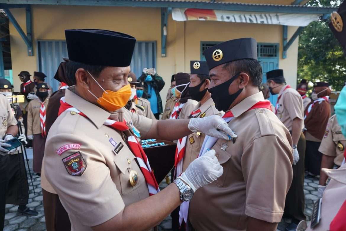 Kwarda Lampung Anugerahkan Lencana Pancawarsa kepada 66 Anggota Kwarcab Lampung Selatan