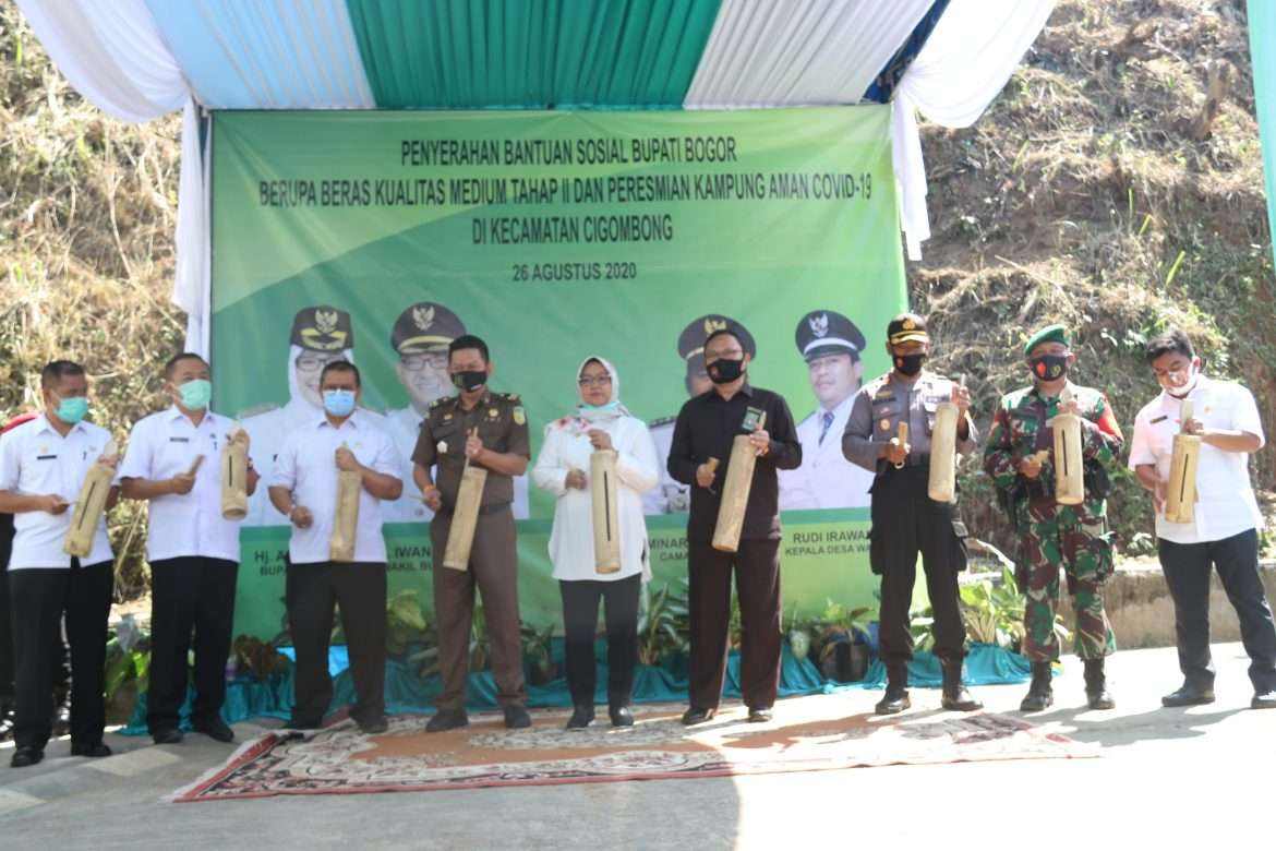 Bupati Bogor Resmikan Kampung Aman Covid-19  dan Berikan Bantuan Sosial di Wilayah Kecamatan Cigombong