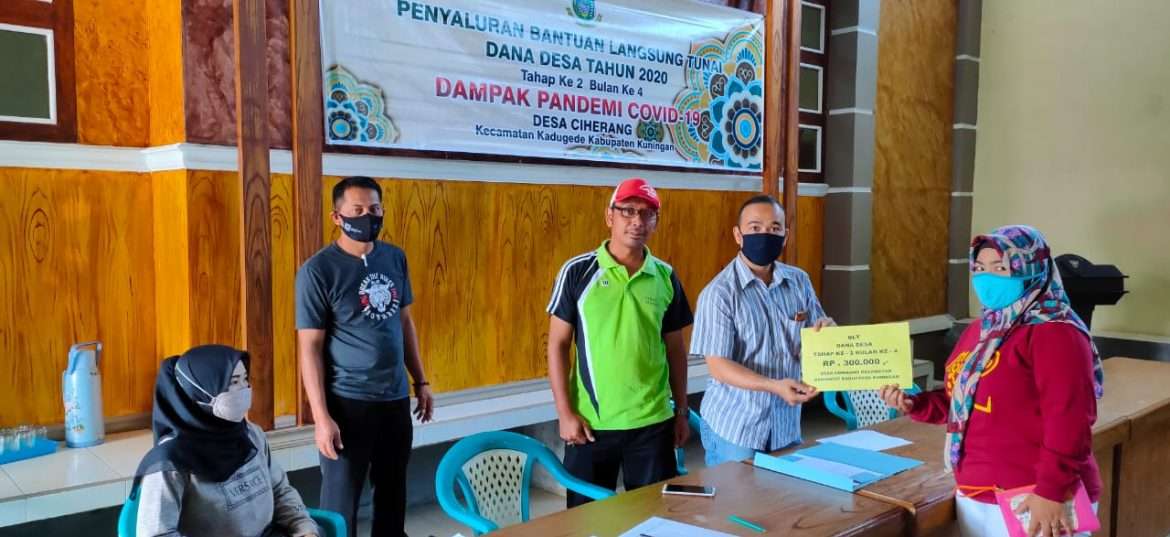 Ratusan Warga Desa Ciherang Terima Bantuan Langsung Tunai Dana Desa Tahap 4