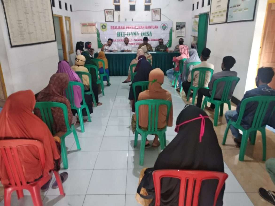 Pembagian BLT DD Tahap 3, Pemdes Cicadas Terapkan Protokol Kesehatan