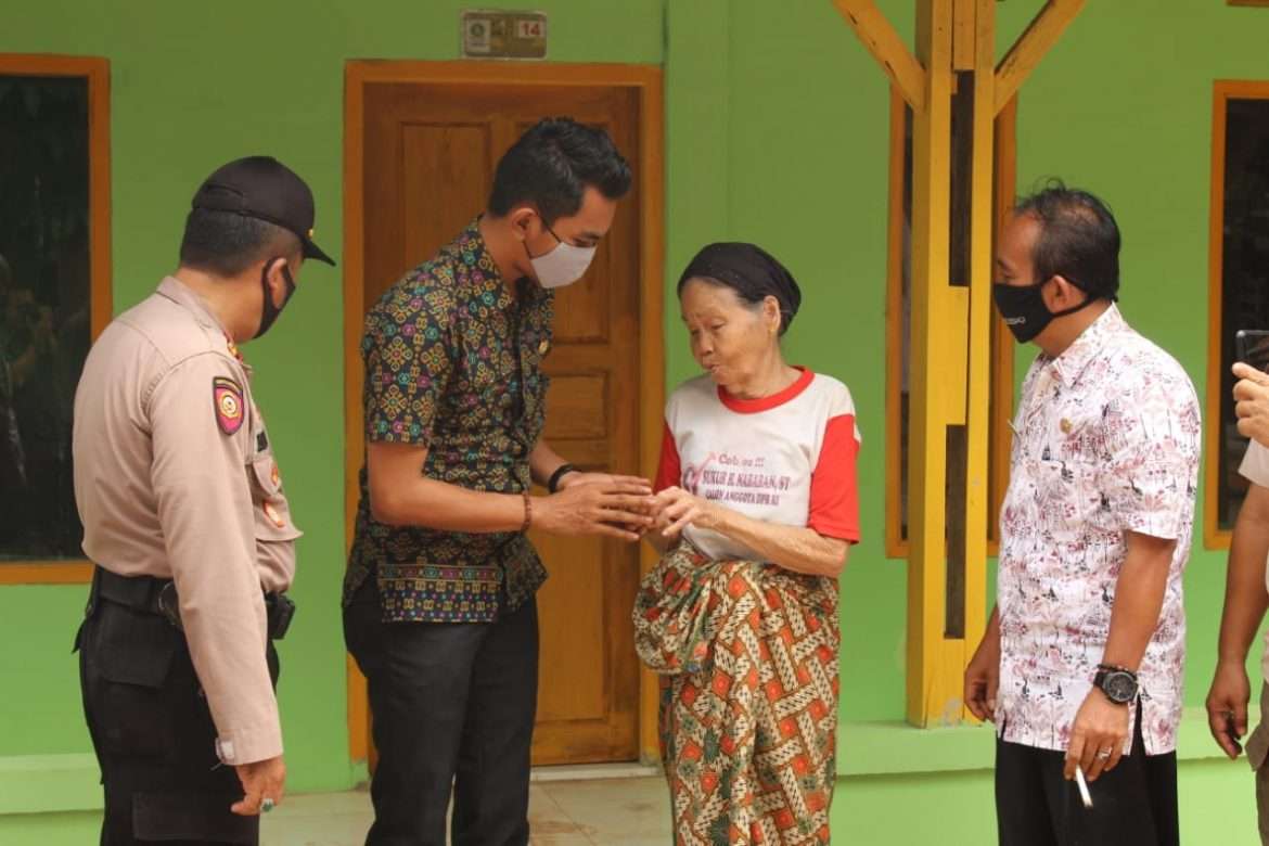 Kades Antajaya Serahkan Bantuan Program RTLH Pemkab Bogor
