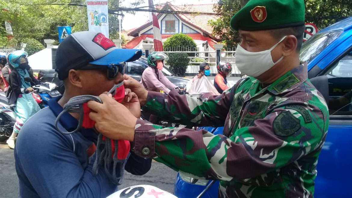 Jelang Pilkada 2020, TNI POLRI Bagikan Masker Guna Cegah Penyebaran Virus Covid-19