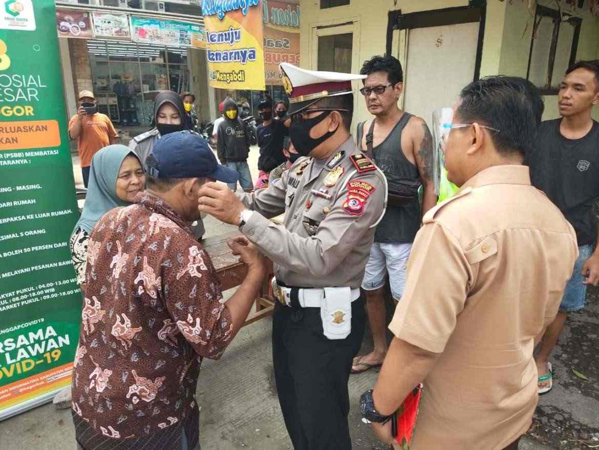 Forkopimcam Bersama Koramil dan Polsek Klapanunggal Menggelar Operasi Masker.