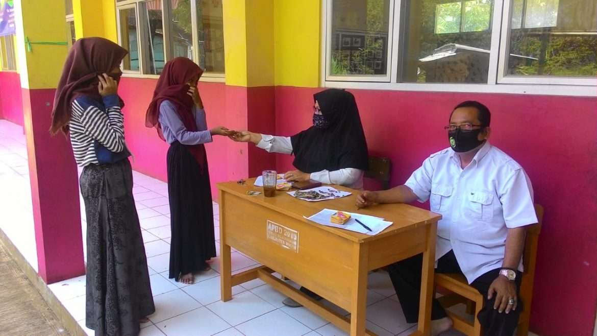 Siswa Sekolah Dasar Negeri Cikeas 05 Terima Kartu Perdana Gratis
