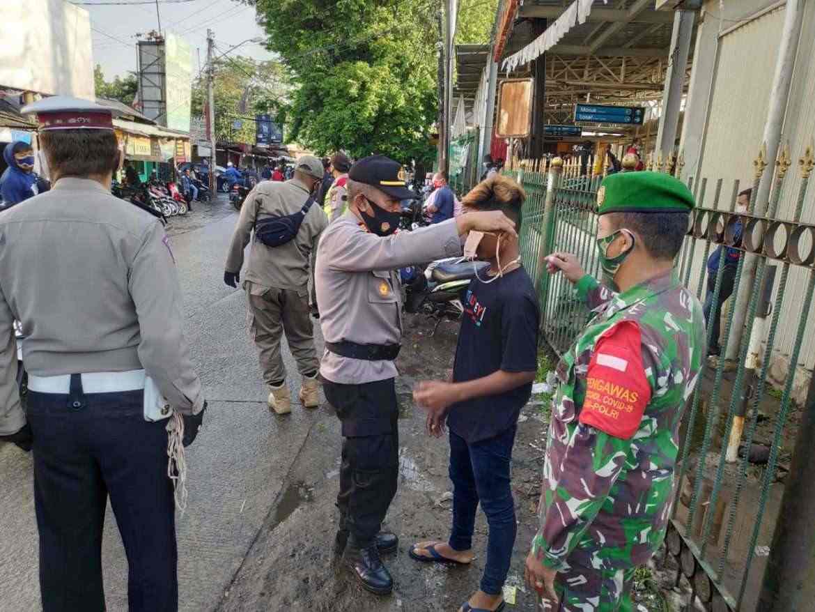 Antisipasi Penyebaran Virus Covid-19 Babinsa Koramil 2101 Desa Cilebut Timur Cek Point Penumpang KRL