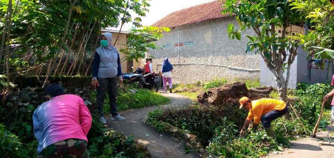Warga kampung Gelora Kerja Bakti Bersihkan Saluran irigasi