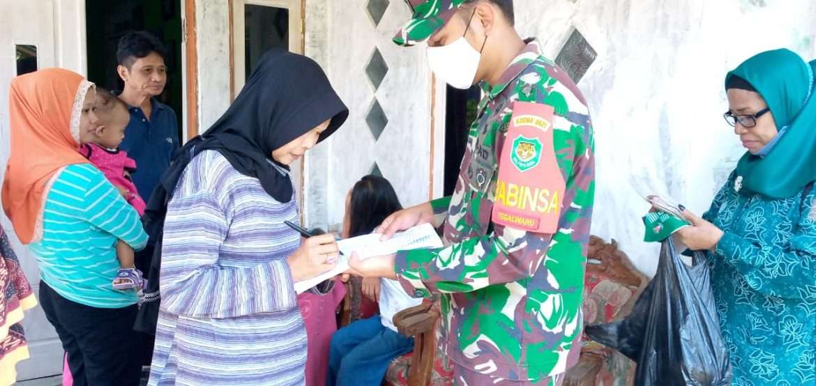 Cegah Penyebaran Covid-19, Koramil 2114/Ciampea Bantu Pemdes Bagikan Masker