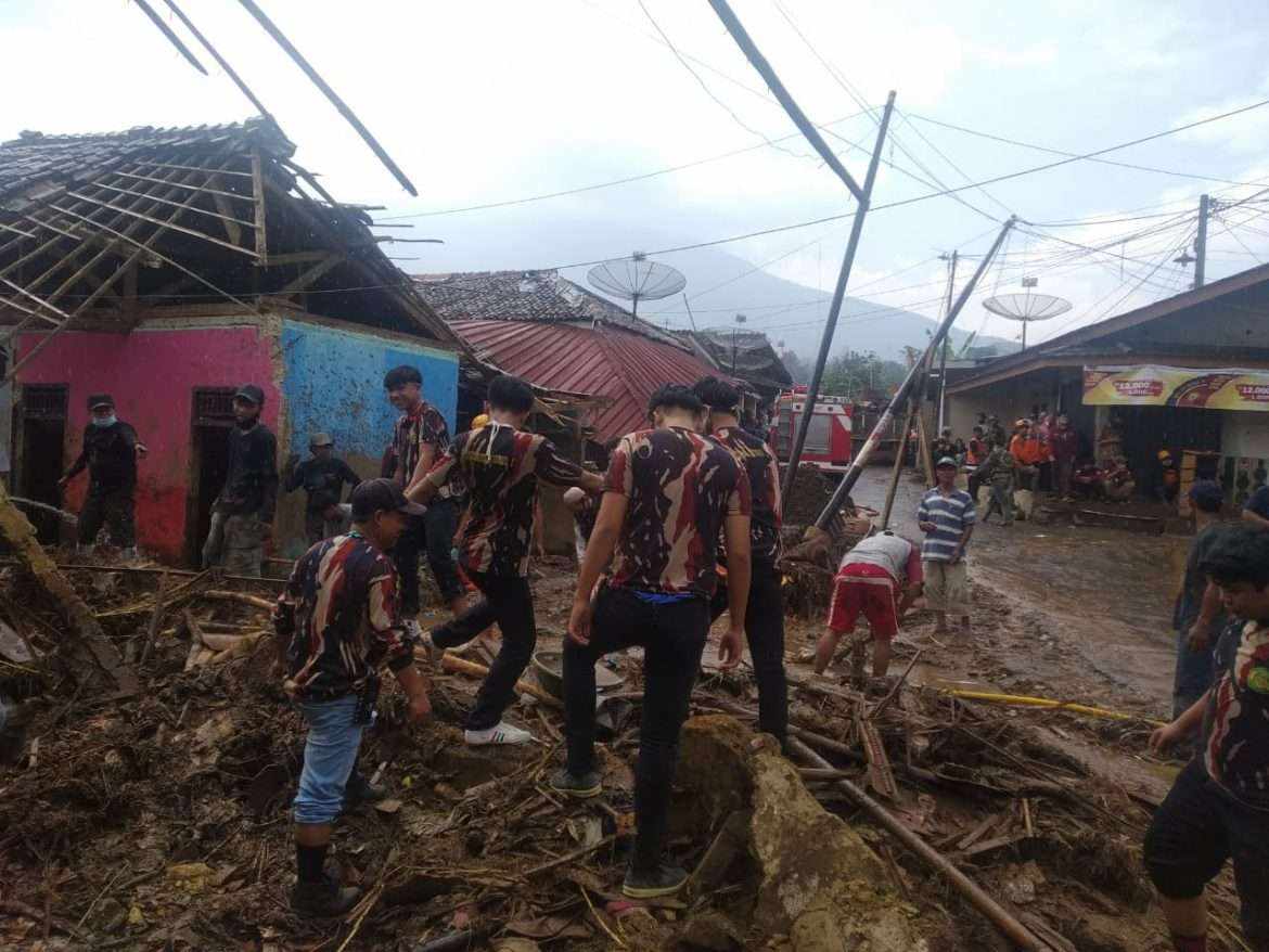 Pasukan AMS SE-Sukabumi Bantu Korban Banjir Salurkan Nasibox Dan Bersihkan Sisa Matrial