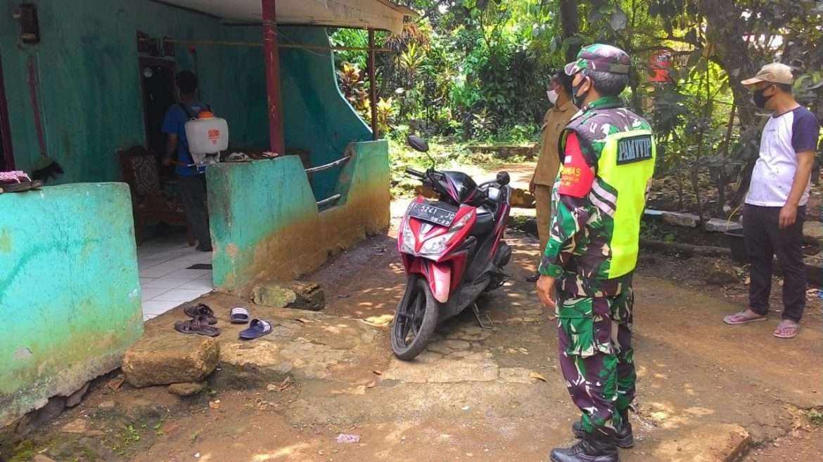 Pemdes Cadasngampar Rutin Semprot Lingkungan