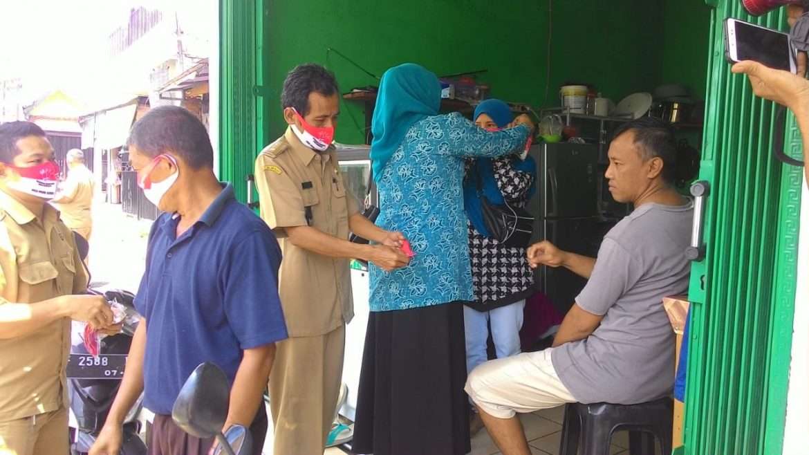 Pemdes Pasir Jambu Bersama TP PKK Desa Sebar Ribuan Masker Bagi Warga Desa