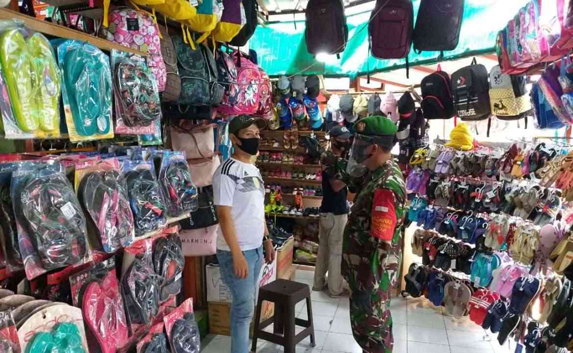 Babinsa Desa Cijujung Gencar Himbau Pengunjung Pasar Patuhi Protokol Kesehatan