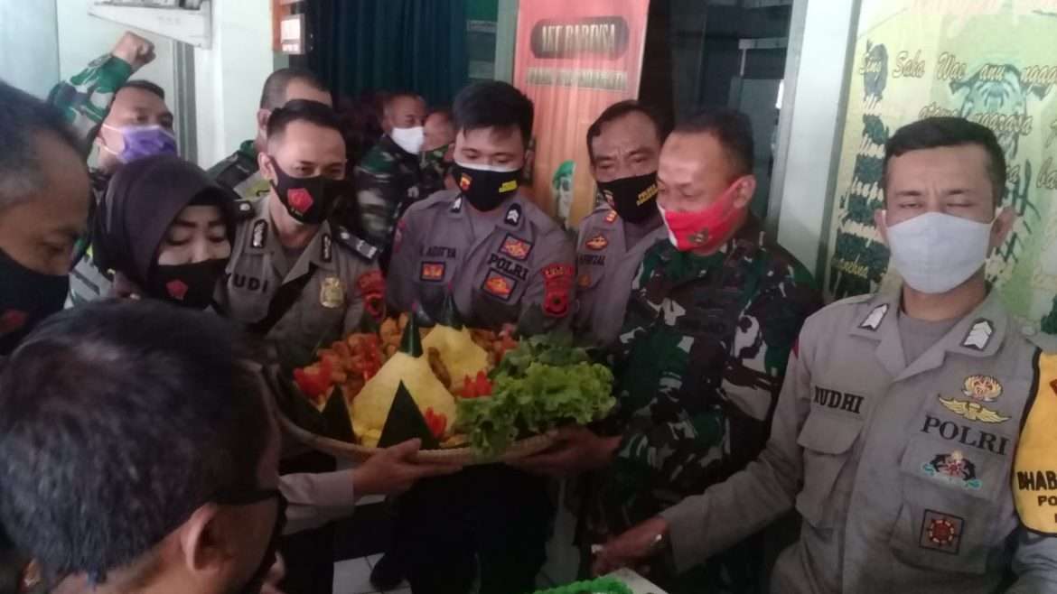 Hut TNI Ke 75 Danramil Parungkuda 0713 Di Kagetkan 3 Kapolsek Serta Camat Parungkuda