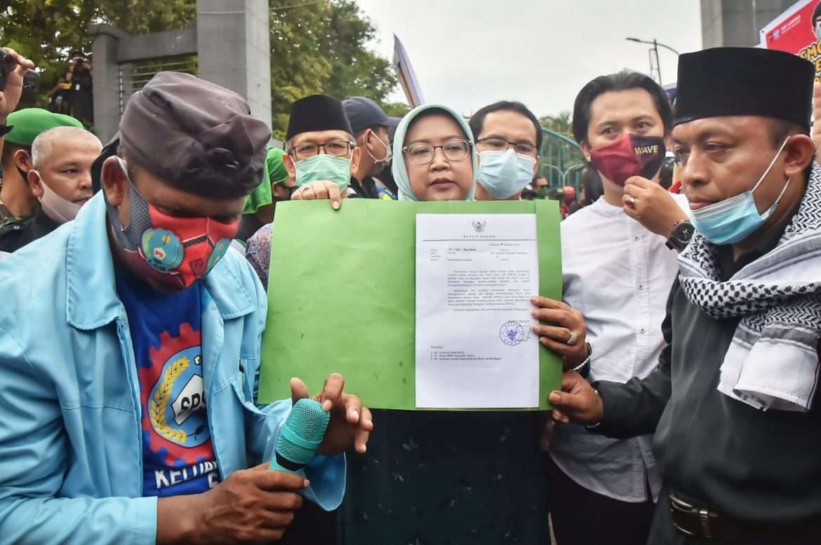 Ade Yasin Sampaikan Surat Aspirasi Buruh Kabupaten Bogor Tolak Omnibus Law Kepada Presiden