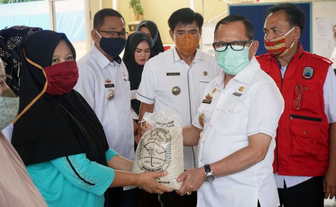 8.573 Sembako Disebar Dihari Keempat, Sulpakar Bagikan di Kecamatan Kalianda