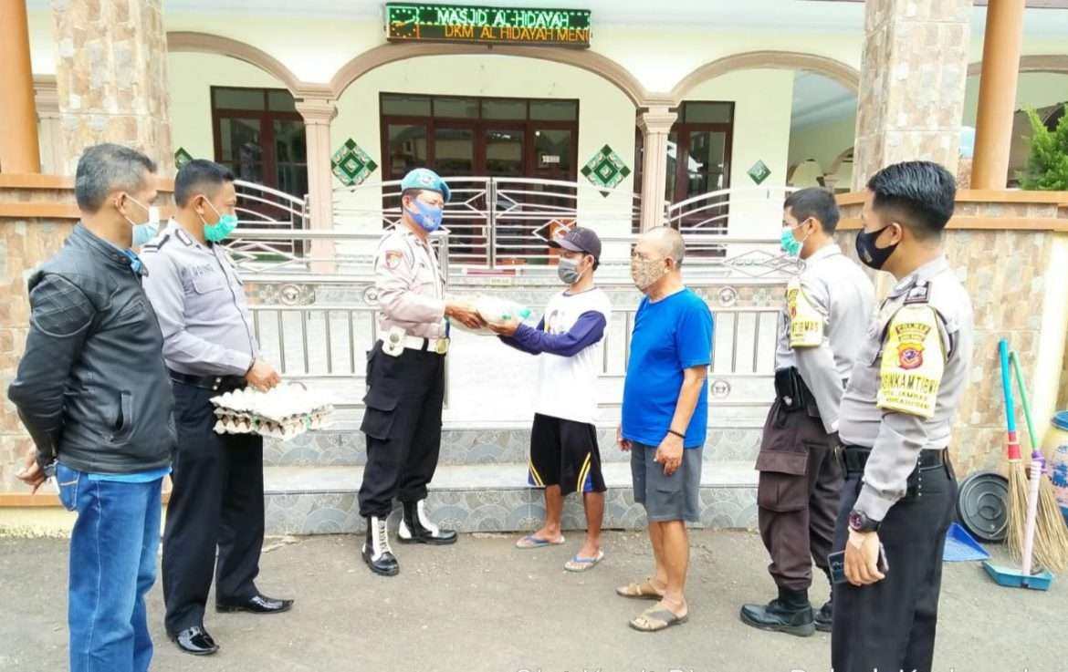 Imam Mesjid Dan Marbot Terima Bantuan Sembako Dari Polsek Kadugede
