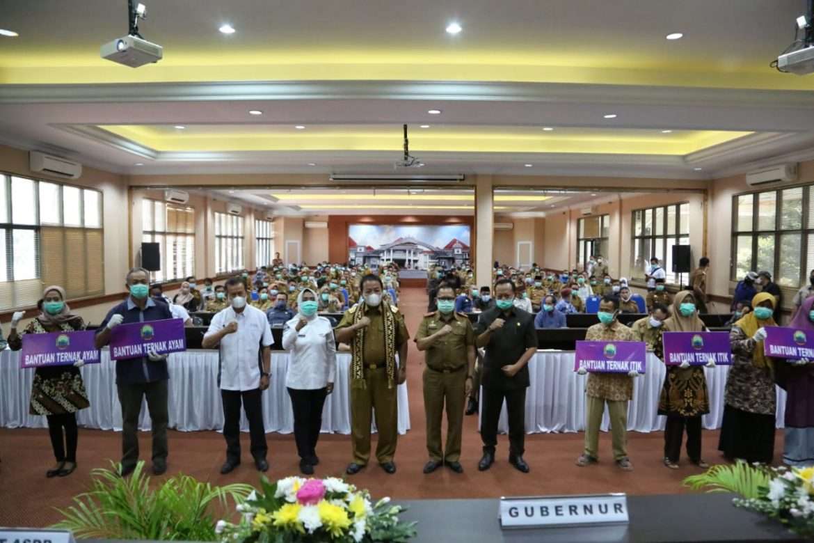Kunker Ke Lampung Selatan, Gubernur Lampung Serahkan Bantuan Puluhan Ribu Ternak Unggas