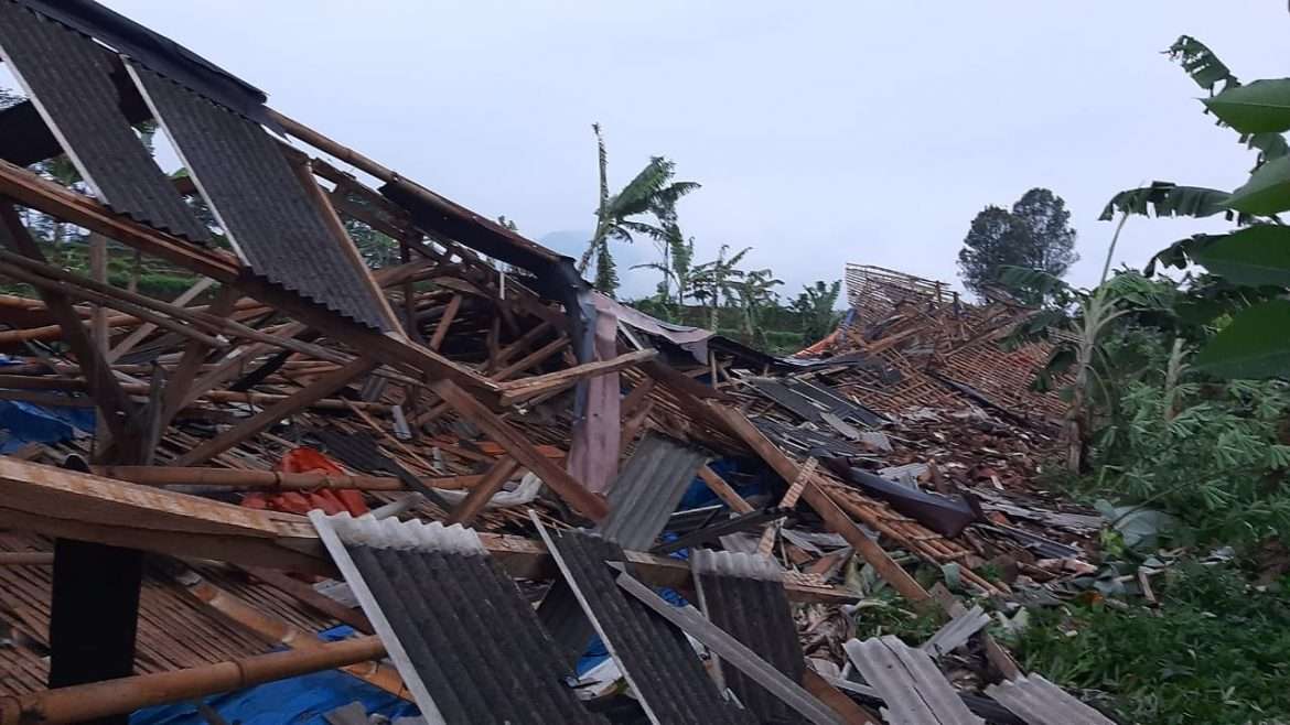 Hujan Disertai Angin Punting Beliung Ratusan Rumah Di Tugu Bandung Rusak