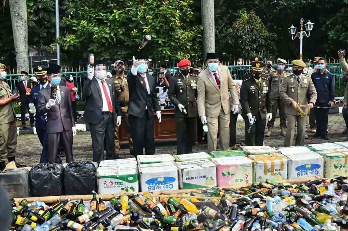 Wabup Bogor Hadiri Pemusnahan 15.266 Botol Miras