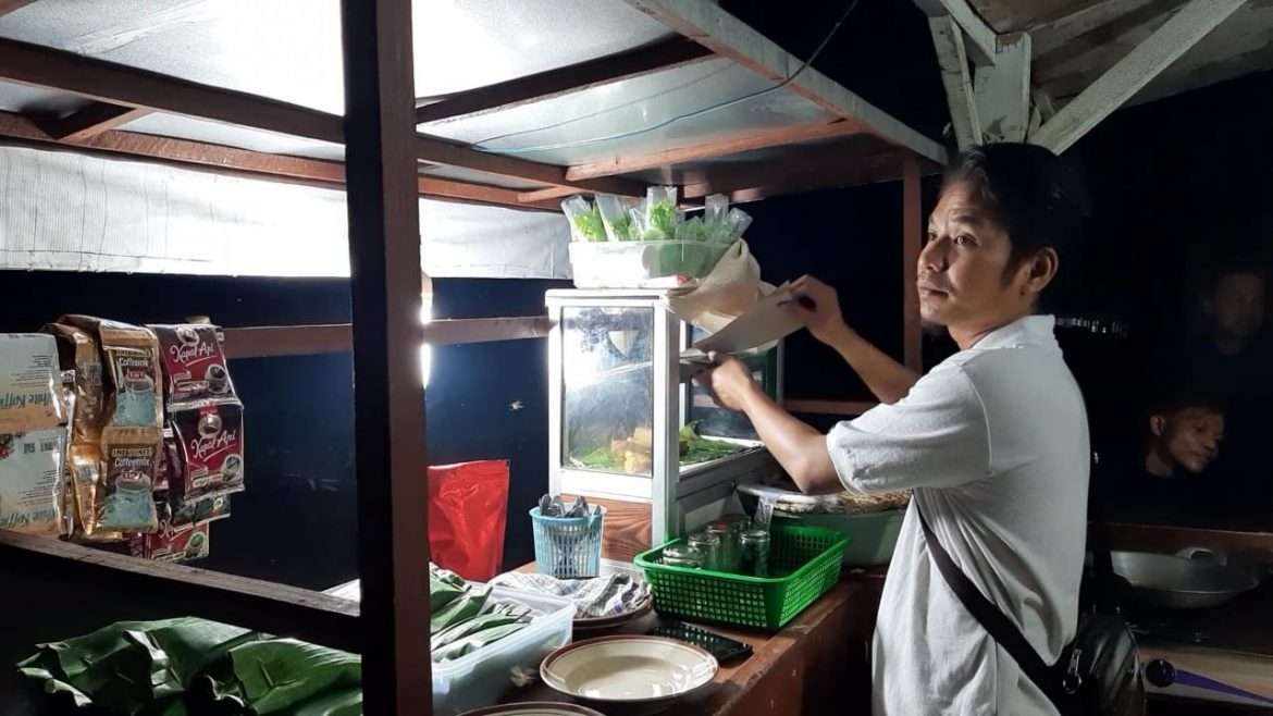 Seorang Pemuda Asal Jagabita Berjualan Nasi Liwet Bakar Untuk Menikah.!
