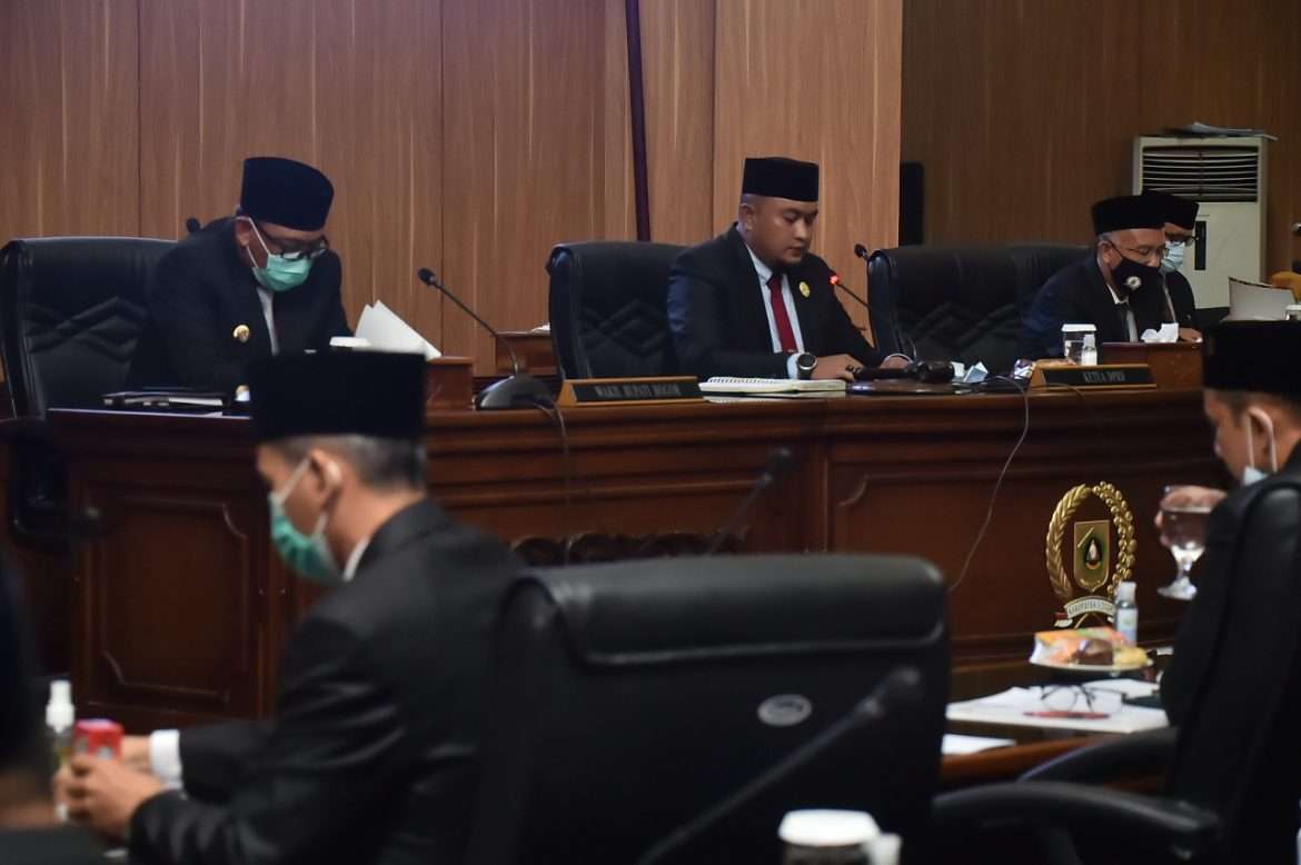 Iwan Setiawan Sampaikan Tanggapan Terkait Dua Pembahasan Pada Sidang Paripurna DPRD
