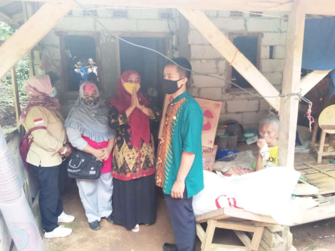 Sanah Terharu Menerima Bantuan Bedah Kamar dari DINSOS Kabupaten Bogor.