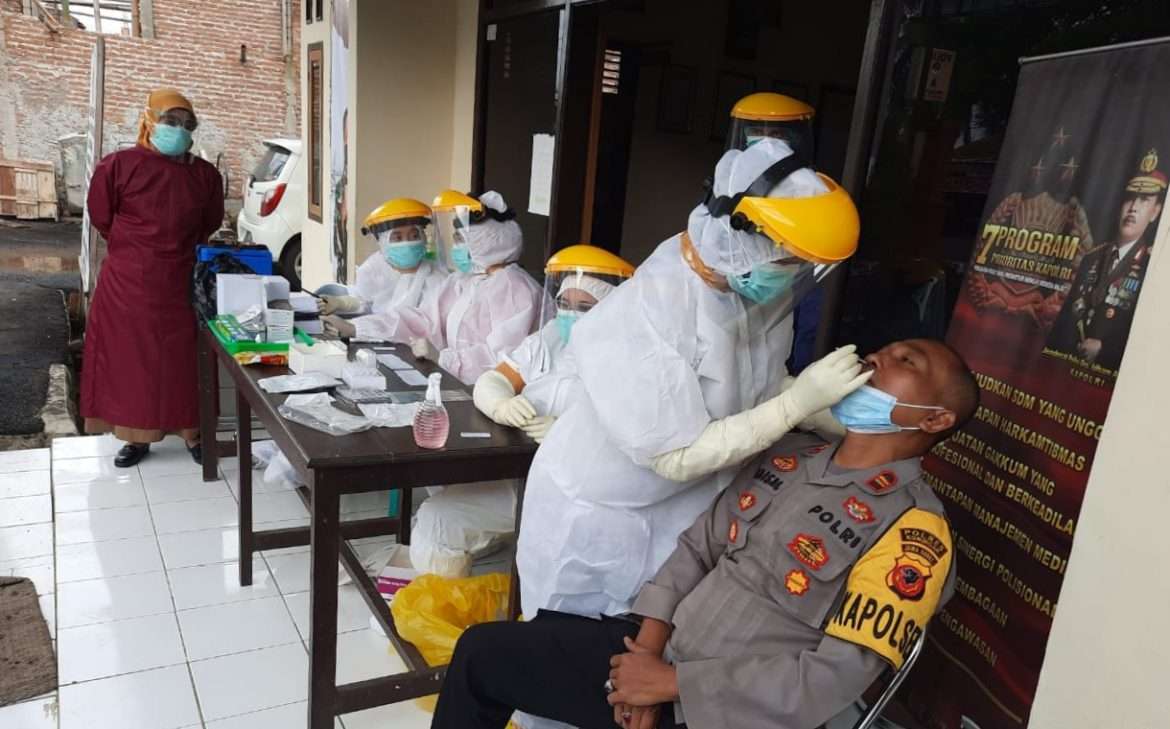 Cegah Penyebaran Covid 19, Polsek Kadugede Adakan Rapid Antigen Covid-19 Bagi Seluruh Anggota