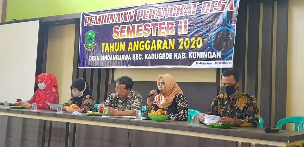 Pemcam Kadugede Berikan Pembinaan Administrasi Desa