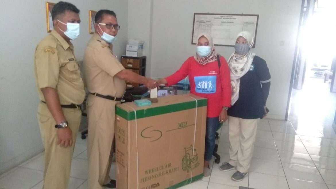Camat Cariu Serahkan Bantuan Bupati Kepada Kaum Disabel