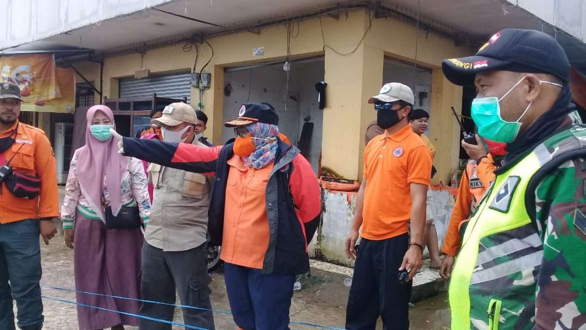 4 Bangunan Kios DI Pasar Parungkuda Tergerus Air Cicatih