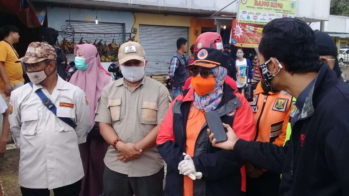 BPBD Tinjau Lokasi Bencana Longsor 4 Kios Ambruk Di Pasar Parungkuda