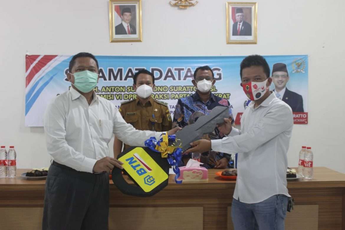 Kunjungi Desa Ciangsana, Kang Anton Anggota DPR RI Serahkan Satu Unit Ambulance