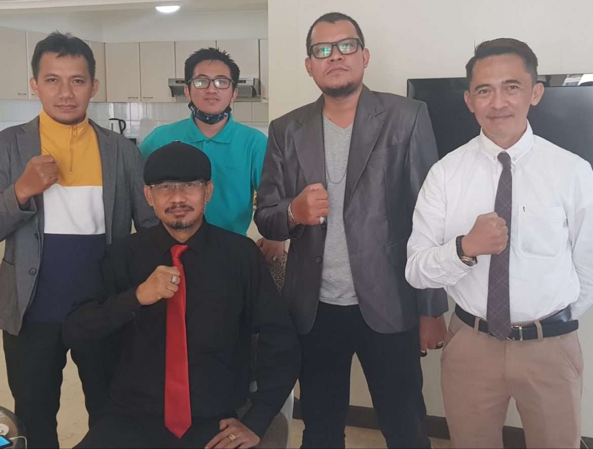 Dr. Dwi Seno Wijanarko, S.H., M.H dan Team lakukan tindakan tegas Oknum Ketua Bawaslu Kotabaru yang di duga melakukan Fitnah terhadap Team 2BHD ke Polres Kota Baru