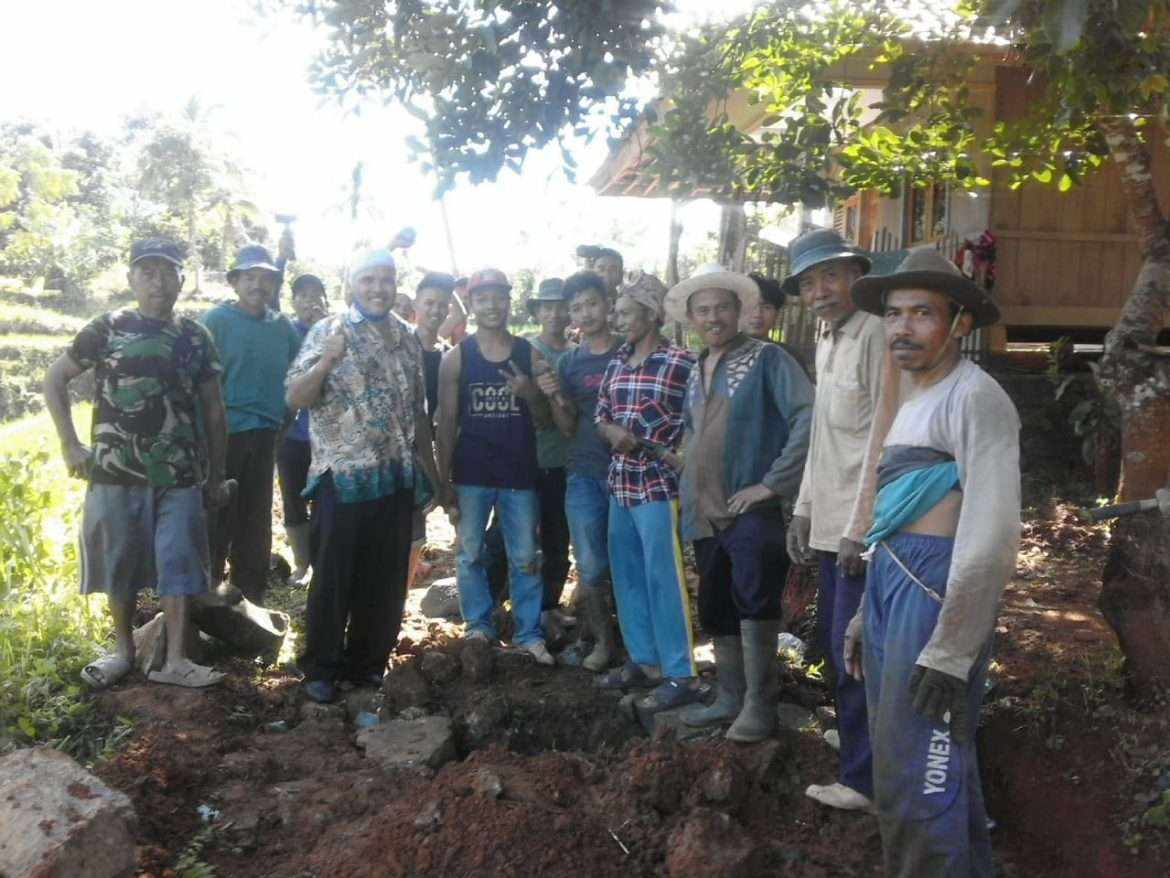 Warga Kampung Cibojong Rutin Siap Jumat Bergotong Royong, Perbaiki Jalan