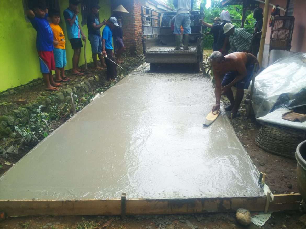 Pemerintah Desa Sukajadi  Betonisasi Jalan Di Masa Pandemi
