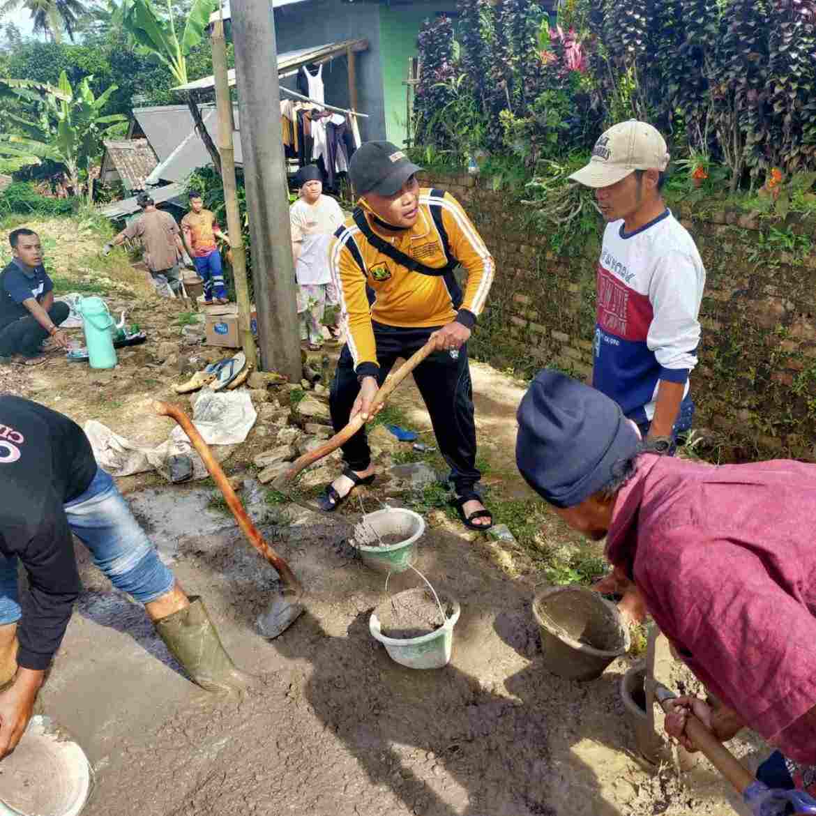 Kades Girijaya Bersama Warga Bergotong Perbaiki Jalan Lingkunga