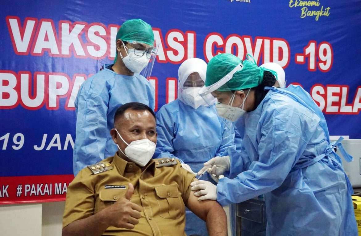 Disuntik Vaksin Pertama Kali, Nanang Ermanto : Tetap Disiplin 3M