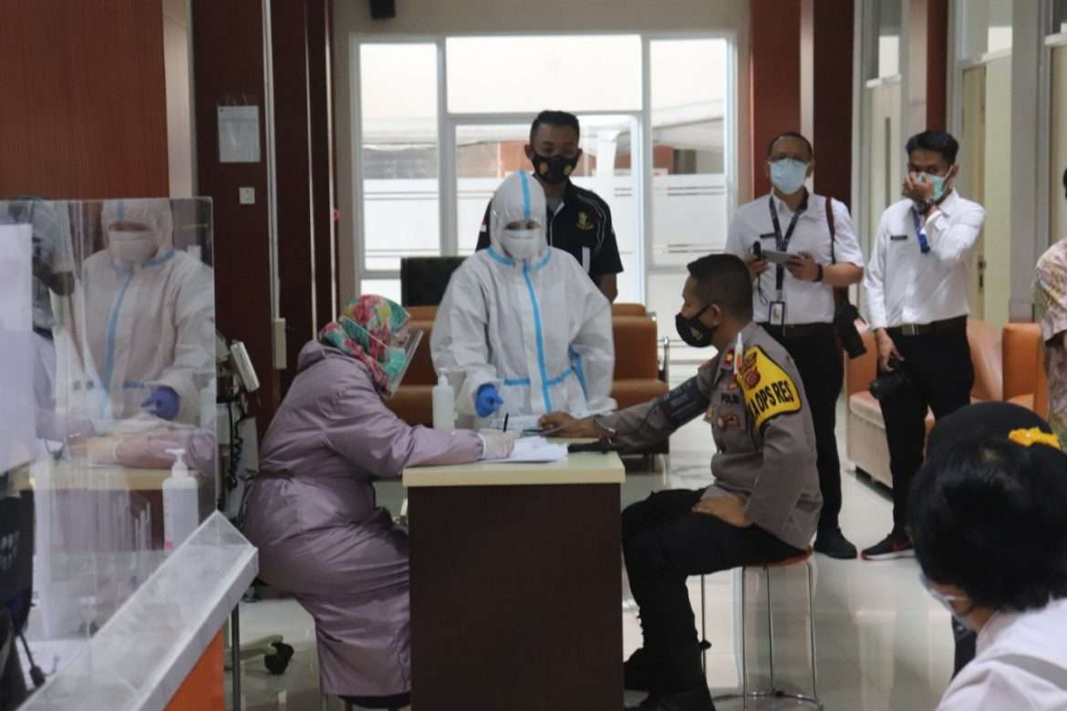 Sebelum di Vaksin Covid-19 Iwan Setiawan Jalani Medical Cek Up dan Rapid Tes Antingen