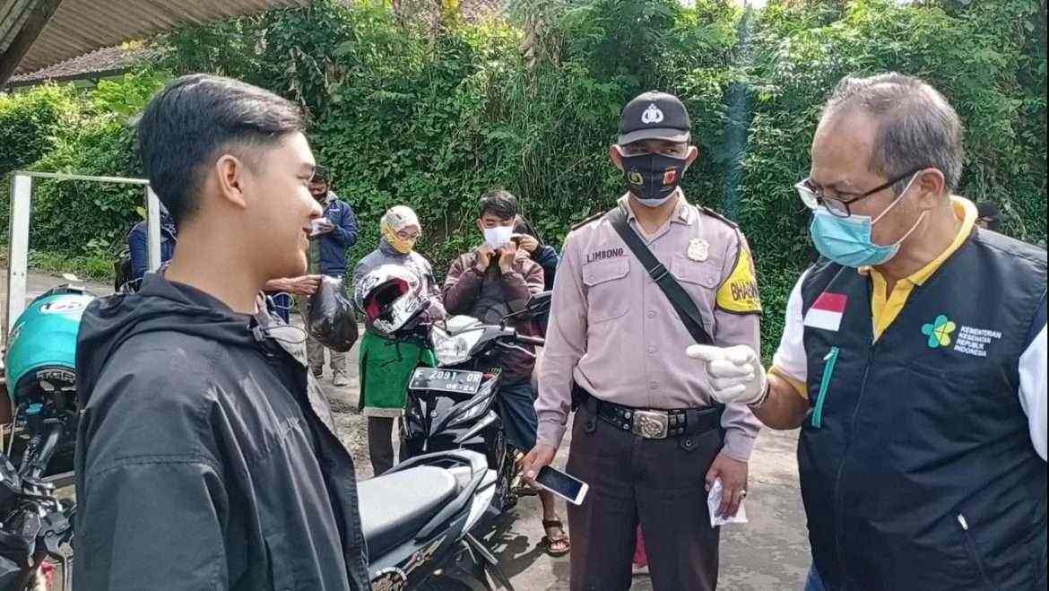 PKM GIRIJAYA Bagikan Ratusan Masker Dan Berikan Sanksi Sosial Bagi Pelanggar PPKM.
