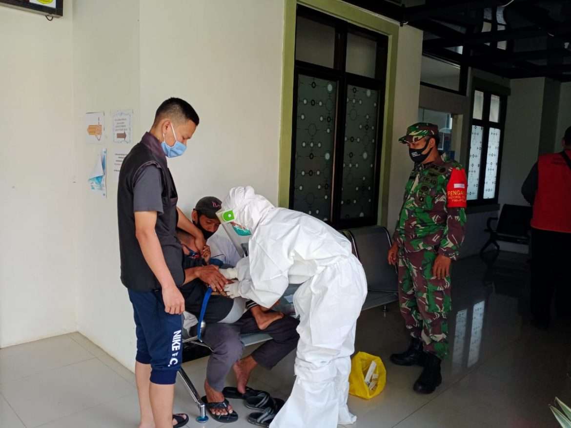 Babinsa Desa Cadasngampar Himbau Warga Patuhi Protokol Kesehatan