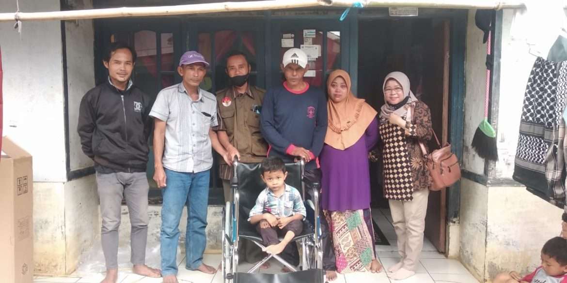 UPZ Nagrak Serakan Dua Unit Kursi Roda Untuk Penyandang Difabel.
