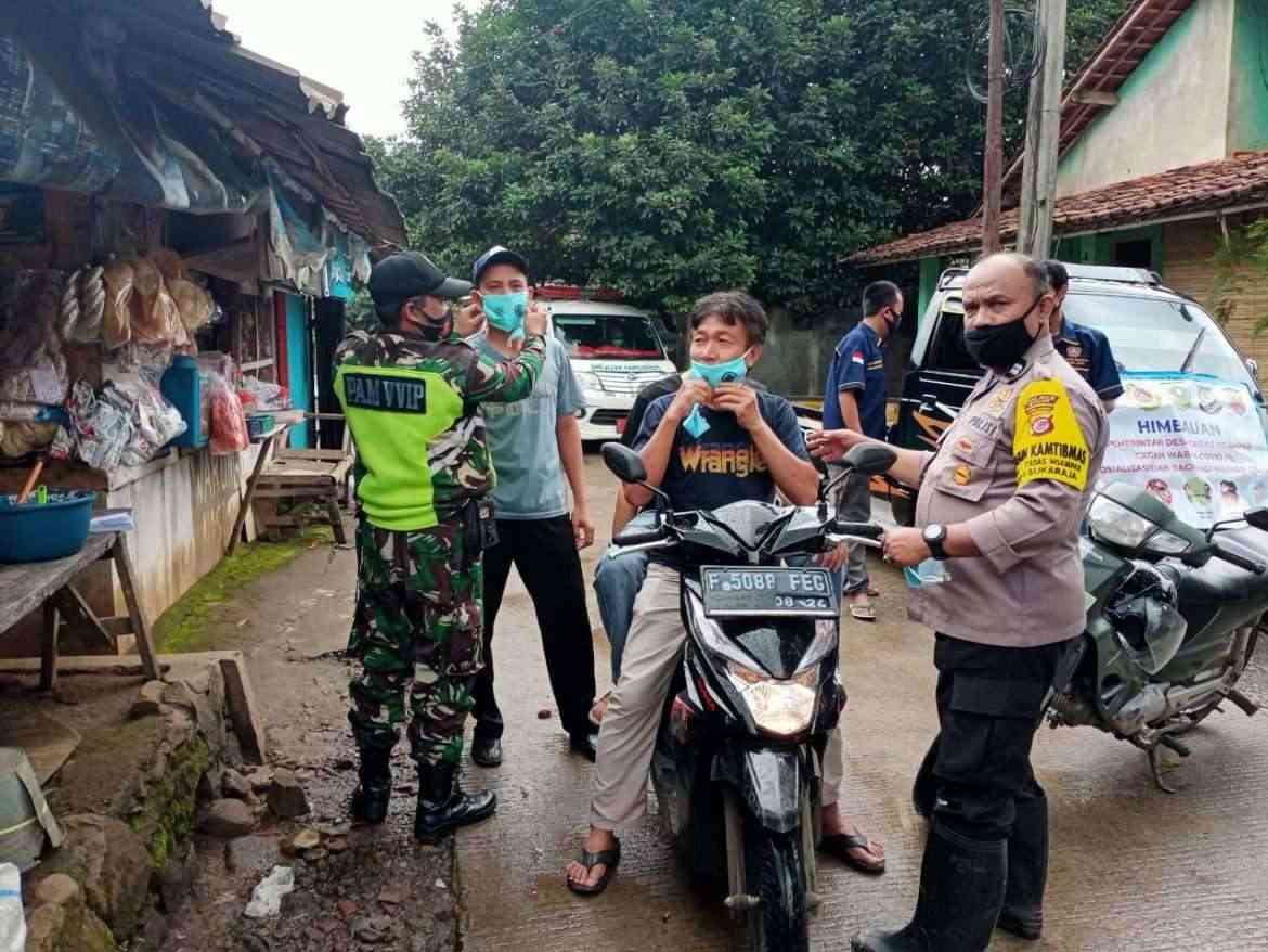 Kompak Bagi-Bagi Masker Gratis Babinsa Bareng Bhabinkamtibmas Desa Cadasngampar Keliling Kampung